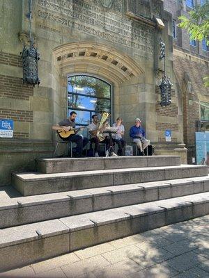 Sweet tree... Ragtime jazz at BIDMC outdoor café!