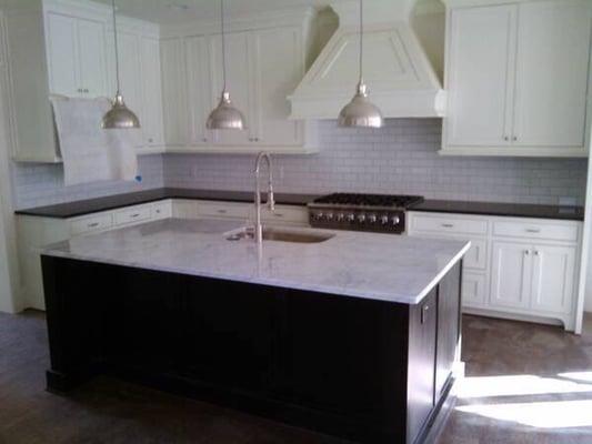 Kitchen: black absoluto. Island white carrara