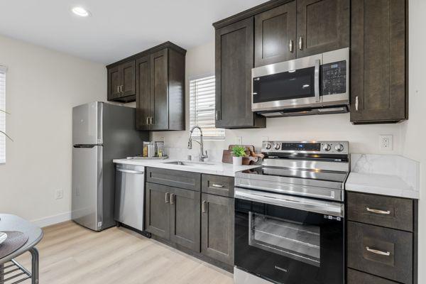 Estate 450 Kitchen, complete with kitchen appliances, beatiful cabinetry and hardware!