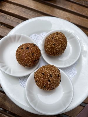 Fried sesame balls