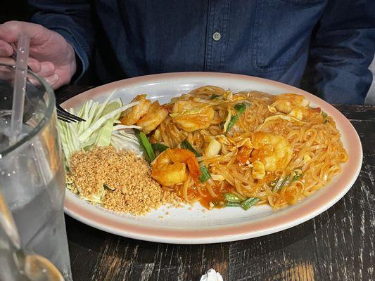 Shrimp pad thai