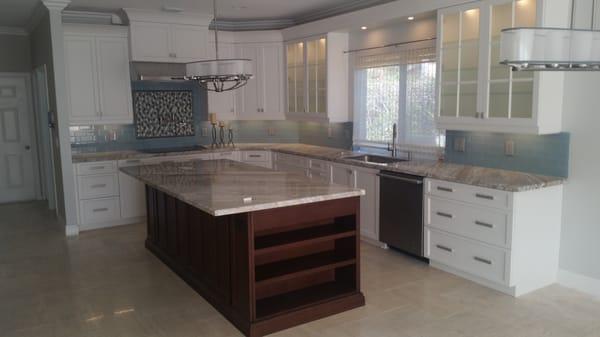 Transitional Kitchen with Shaker Style doors