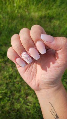 Simple Coffin/ballerina shaped, matte pink ombre with daisies on my ring finger!