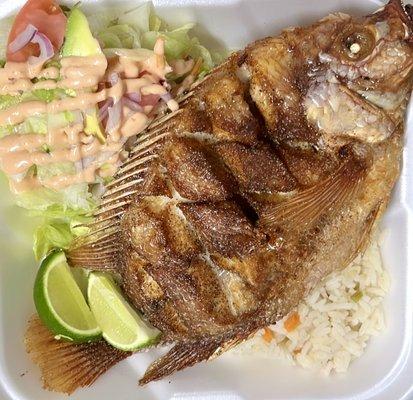 Mojará roja frita acompañada con arroz y ensalada.