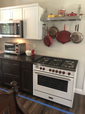 Gorgeous stove, I've had it less than a month and the oven doesn't work.