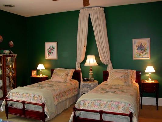 Wilson's Chamber, 2nd floor, Twin beds, private ensuite bath w/clawfoot tub/shower