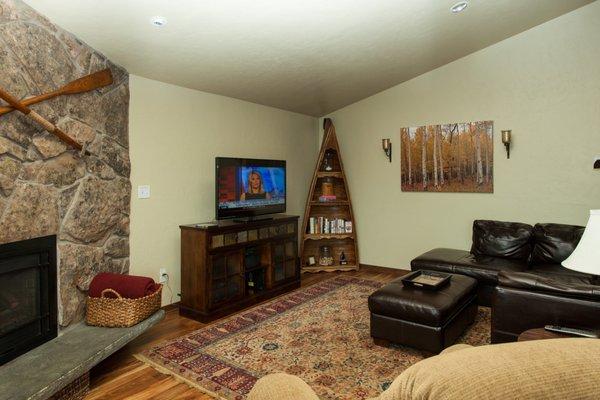 Mountain Escape: Large flat screen TV in living area