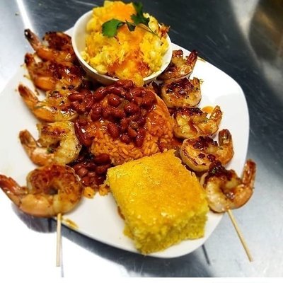 Shrimp skewers, Mac and cheese, with red rice and beans