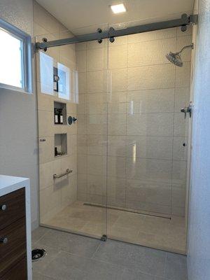 Double sliding doors with ultra clear glass