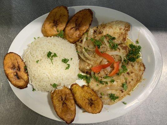 Pechuga encebollada con arroz blanco y amarillos