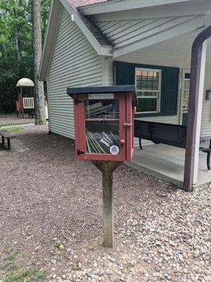 Potter's Bridge Little Free Library, Noblesville