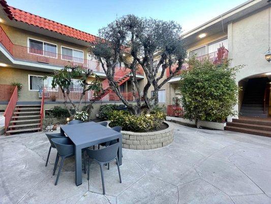 Interior courtyard at 10535 Rose Ave in Los Angeles, CA 90034