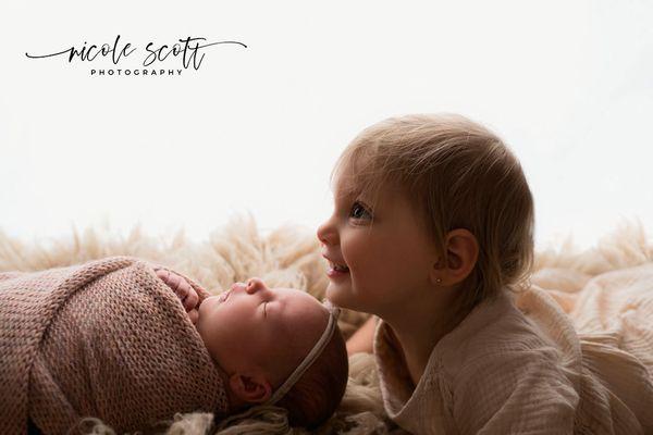 Sibling shots can be tricky to get - Nicole Scott has the experience to get something that works for everyone!