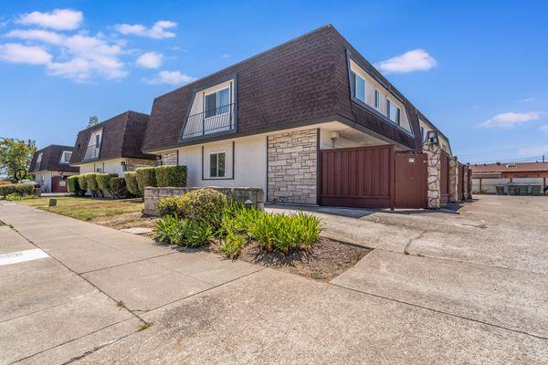 Home in San Leandro, CA. Listed at $449,950, Sold for $468,000