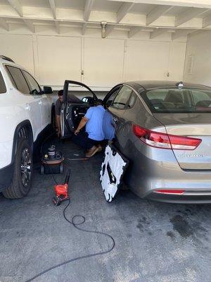 2014 Kia Optima driver door glass replacement in San Juan.