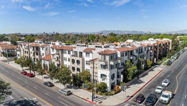 Monthly Luxurious Apartment rental in Sherman Oaks 
(Property View)