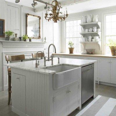 (WALL): Silver Satin OC-26 Aura® Eggshell
 (CABINETS+SHELVES): Silver Satin OC-26 
 [Image by BENJAMIN MOORE & Co. ]