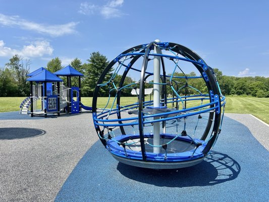 Spherical, spinning climbing structure