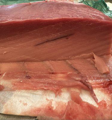 Bluefin tuna it's very terrible . Broken , cracked see pictures