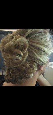 Wedding Hair Styles for the Bride and her Bridal Entourage