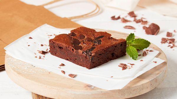 A buttery chocolate, chewy Brownie generously studded with milk chocolate drops, bittersweet & semi-sweet chocolate chunks.