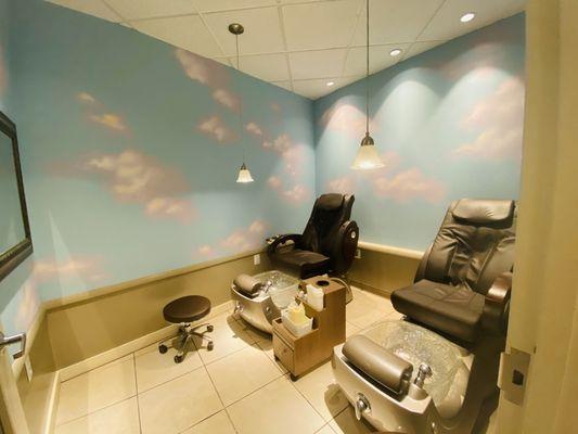 Private pedicure room for two.
Bring your friend or your significant other and enjoy the privacy, pamper yourself a pedicure.