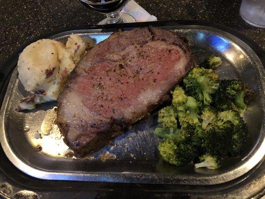 14oz steak with broccoli and mashed potatoes