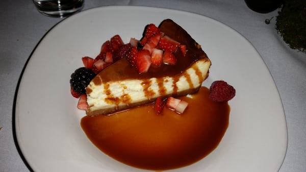 Cheesecake dressed with caramel and berries