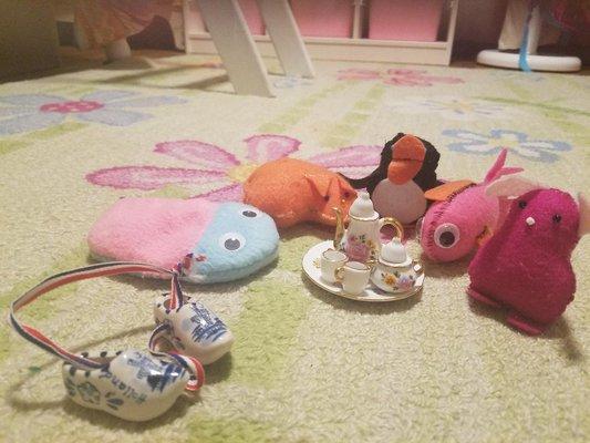 The poekies are home together, celebrating Sophia and her lovely tea set and Dutch shoes. Thank you so much! We love our time at Poekies!