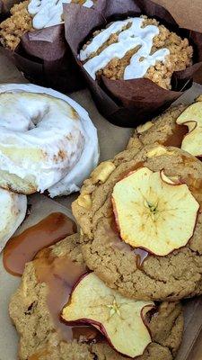 Kitchen Sink Box - Pumpkin Coffee Cake Muffins, Cinnamon Rolls, Caramel Apple Cookies | Instagram: @telephonesmoothie