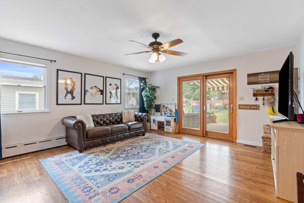 Bright and spacious living room captured to perfection. Imagine the countless cozy evenings here!