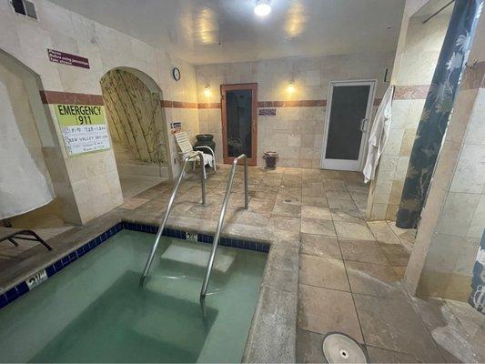 Men's Sauna, Steam Room, Hot Tub, Showers