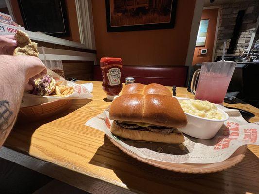 cheeseburger slider with a side of white cheddar mac and cheese