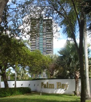 THE PALM BAY YACHT CLUB CONDO WITH WAVE WALL