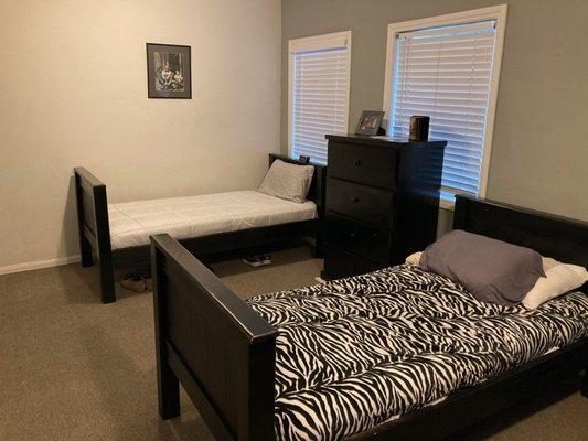 The bedrooms at our sober living in Los Angeles are carpeted and equipped with nice beds and dressers.