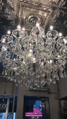 Look at this chandelier! J'ADORE!