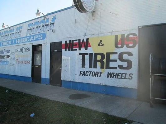 The Chrome Room has been serving the Detroit area for over 20 years. We have a wide selection of new and used tires, OEM wheels, center caps