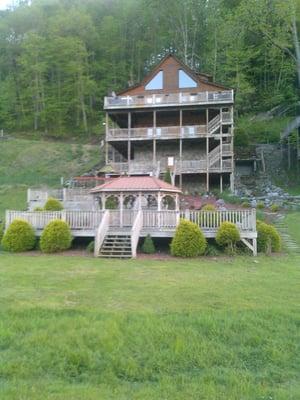 Total Relaxation! New River, Hot Tub, Play Ground area, waterfall beside the house 5 bedrooms 4 baths (1 bath and sleeping ar...