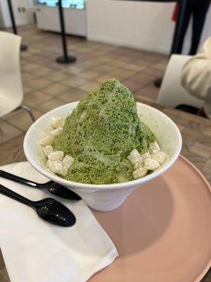 Matcha bingsu w mochi topping & condensed milk drizzle