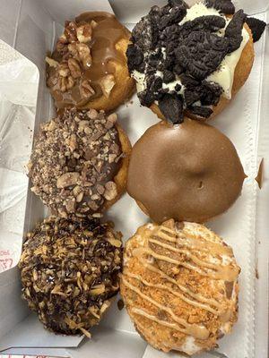 Samoa, butterfinger, maple, Oreo cheesecake, heath and shaka can donuts (these are the non vegan ones)....