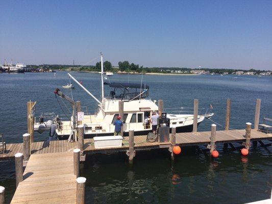 Ample room for boats of all sizes to turn around and receive fuel