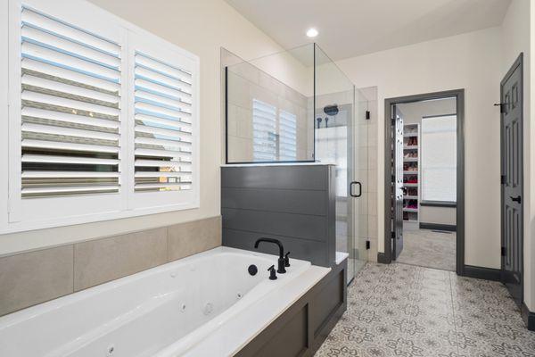 Palm Beach Polysatin Shutters: Primary Bathroom