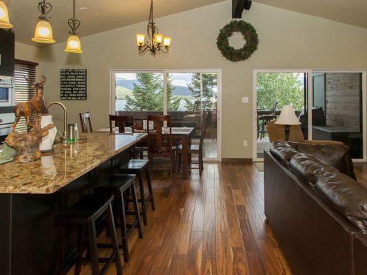 Mountain Escape: Beautifully decorated rustic mountain condo