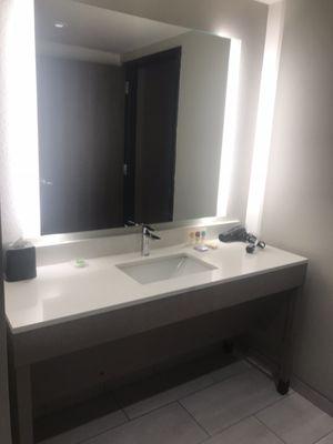 Sink area (no towel bar)