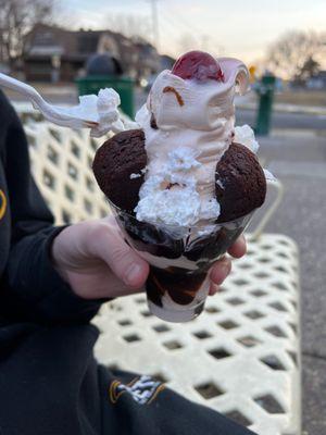 Fudge brownie sundae