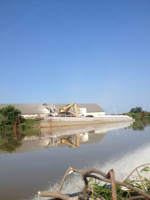 Komatsu PC 750 unloading a barge