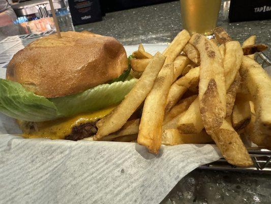 Cheeseburger with fries