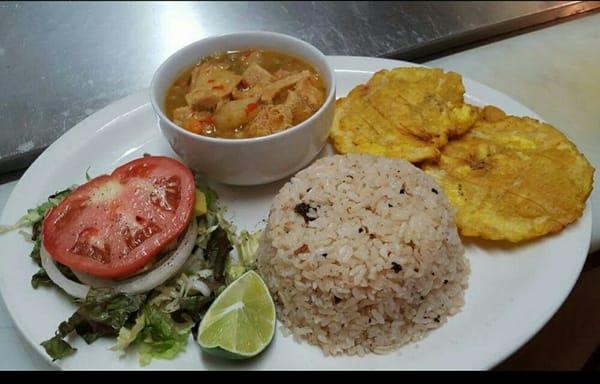 Mondongo guisada, arroz coco, ensalada verde y patacones