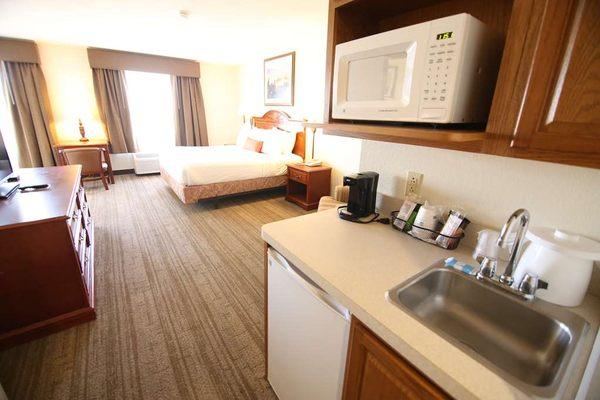 Single King Guest Room with Jacuzzi® and Golf Course View