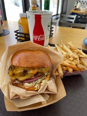 Cheeseburger with fries